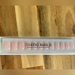 Static Nails reusable pop on manicure, Oh Daisy, round